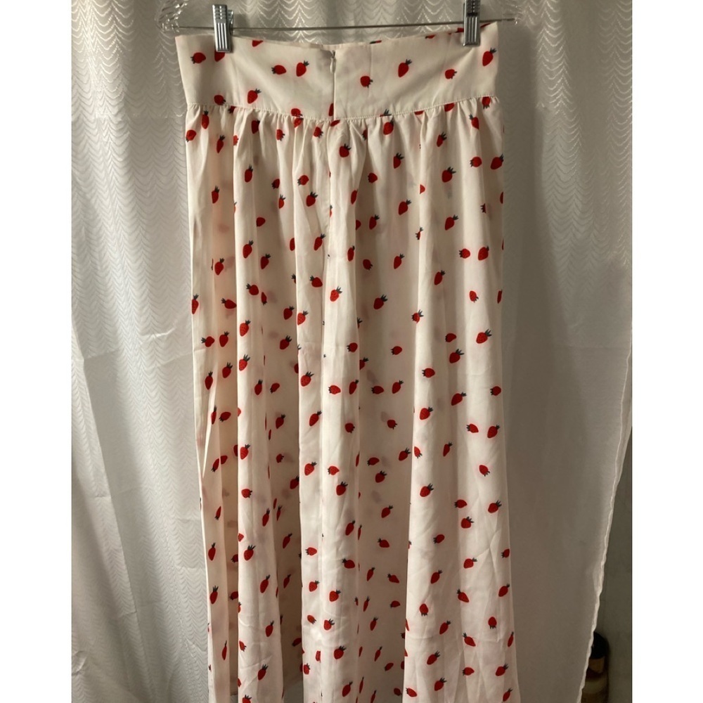 Chic White and Red Floral Skirt Set - Picture 3 of 10